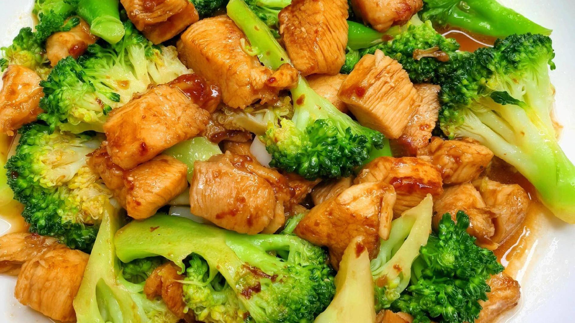 西兰花与鸡胸肉的健身情书：厨房里的清新小确幸