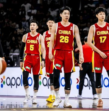 中国男篮亚运会12人大名单出炉，具体如下：崔永熙、胡金秋、焦泊乔、李弘权、廖三宁