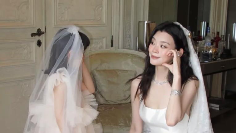 奚梦瑶INS更新动态：与女儿比心好温馨，晒照感谢婆婆梁安琪