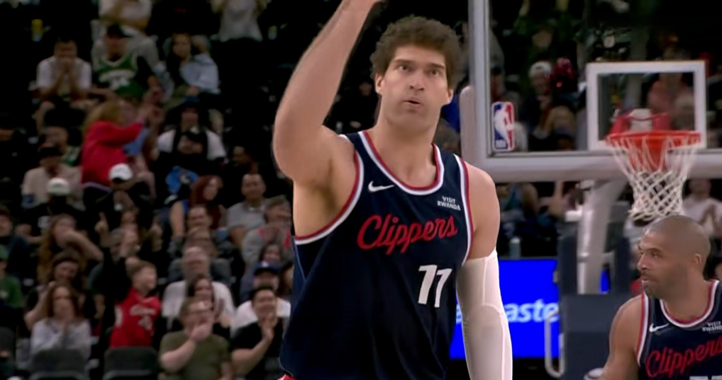 快船老将洛佩兹真是太狠心了！在今天快船主场以129：96狂胜雄鹿的比赛中，洛佩兹