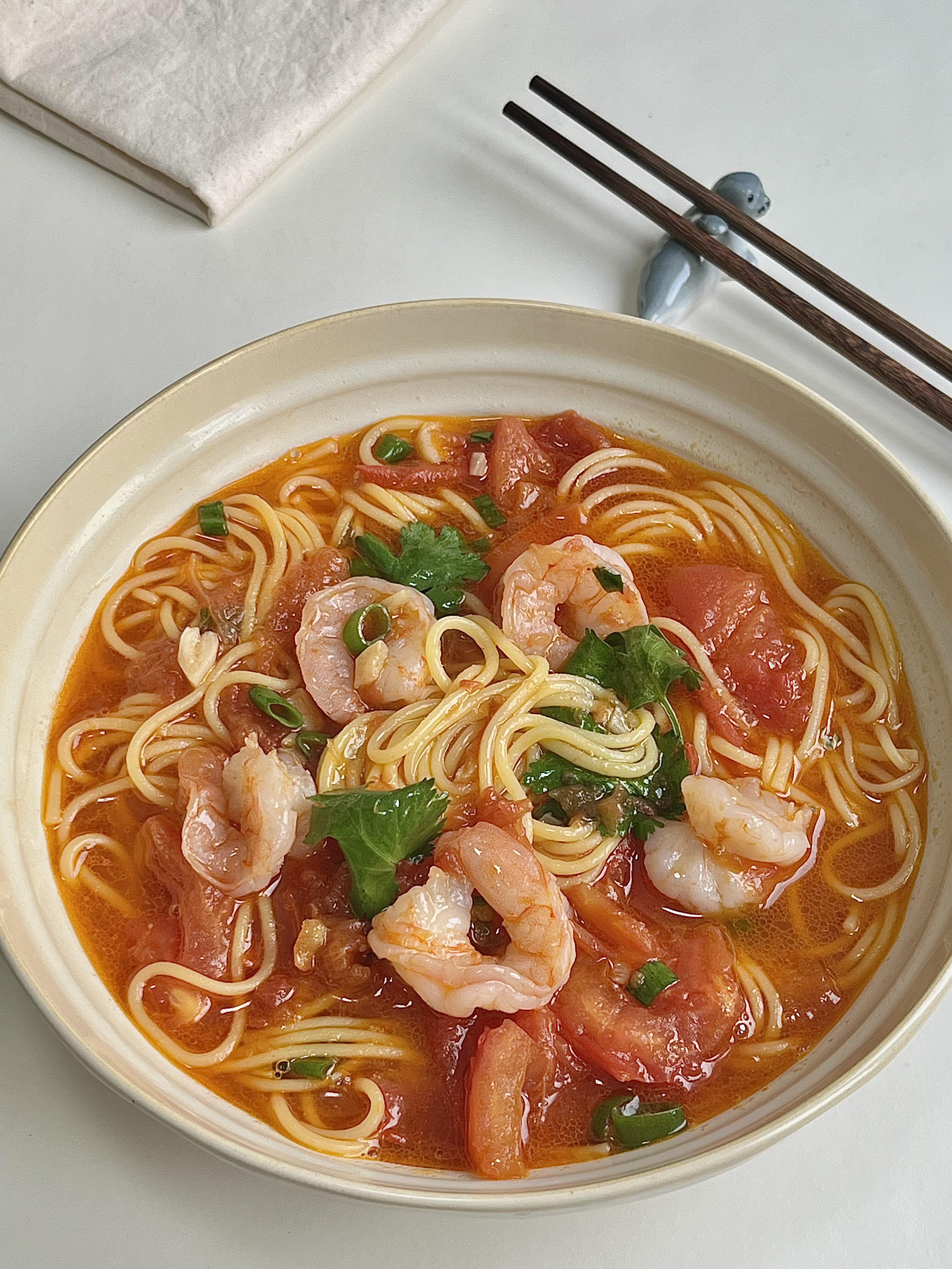 虾仁番茄浓汤面太暖乎🍜鲜到舔碗，午餐吃着巨满足
家人们谁懂啊😭 秋冬就馋这口