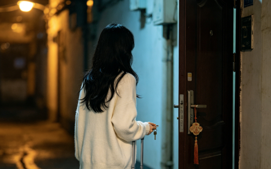 父母给弟弟全款买房却没告诉我，我拉黑全家去了挪威，1年后回来，我妈说：养老以后就靠你了