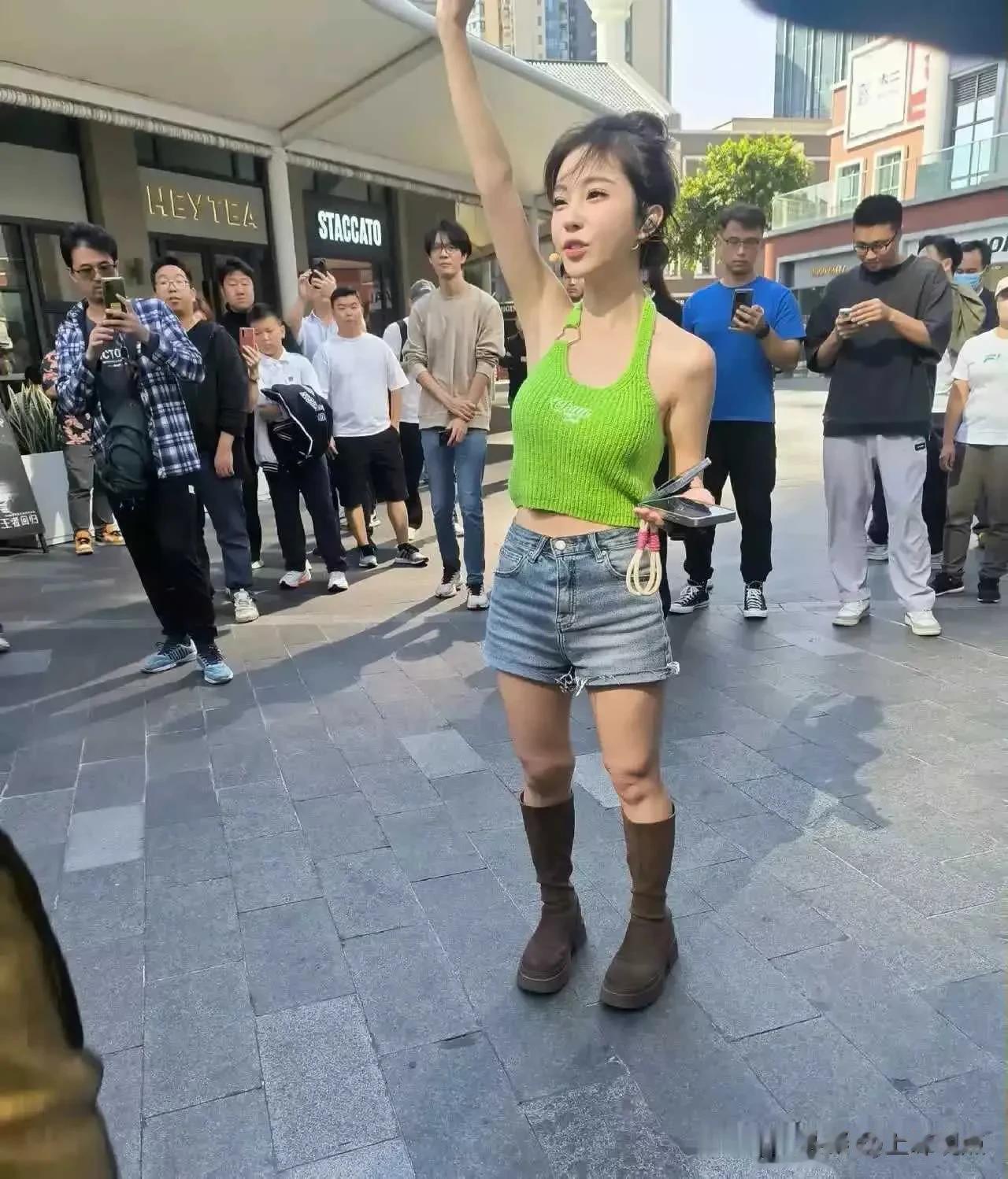 冯提莫这个子，这身材，不知道是怎么火起来的？她有何魔力？一些年轻人吃方便面，房租