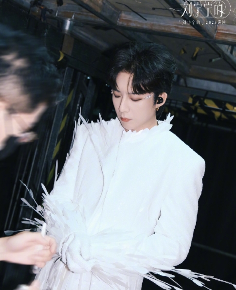 人家2012年结的婚，2013年就离了，到2018年才慢慢火起来，这中间隔了整整