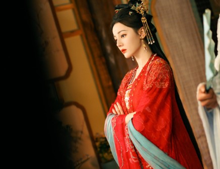 世间色彩奔涌而至，她抬手接住最浓烈的一笔