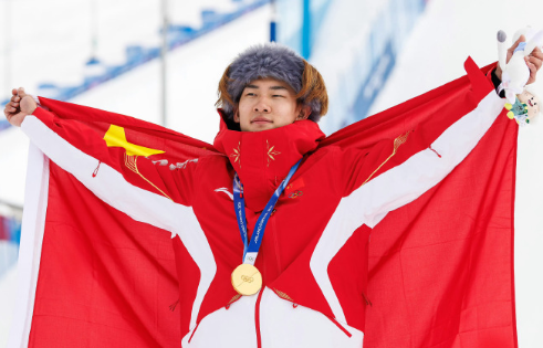 苏翊鸣坡障世界杯赛季总冠军，从重伤蛰伏到王者归来，苏翊鸣用一季3金1银2铜，书写