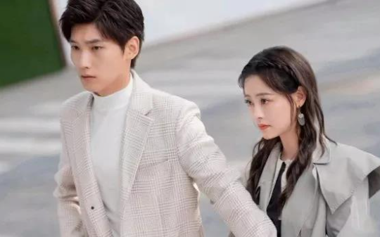 我锁上车库门后，楼上邻居赔哭了