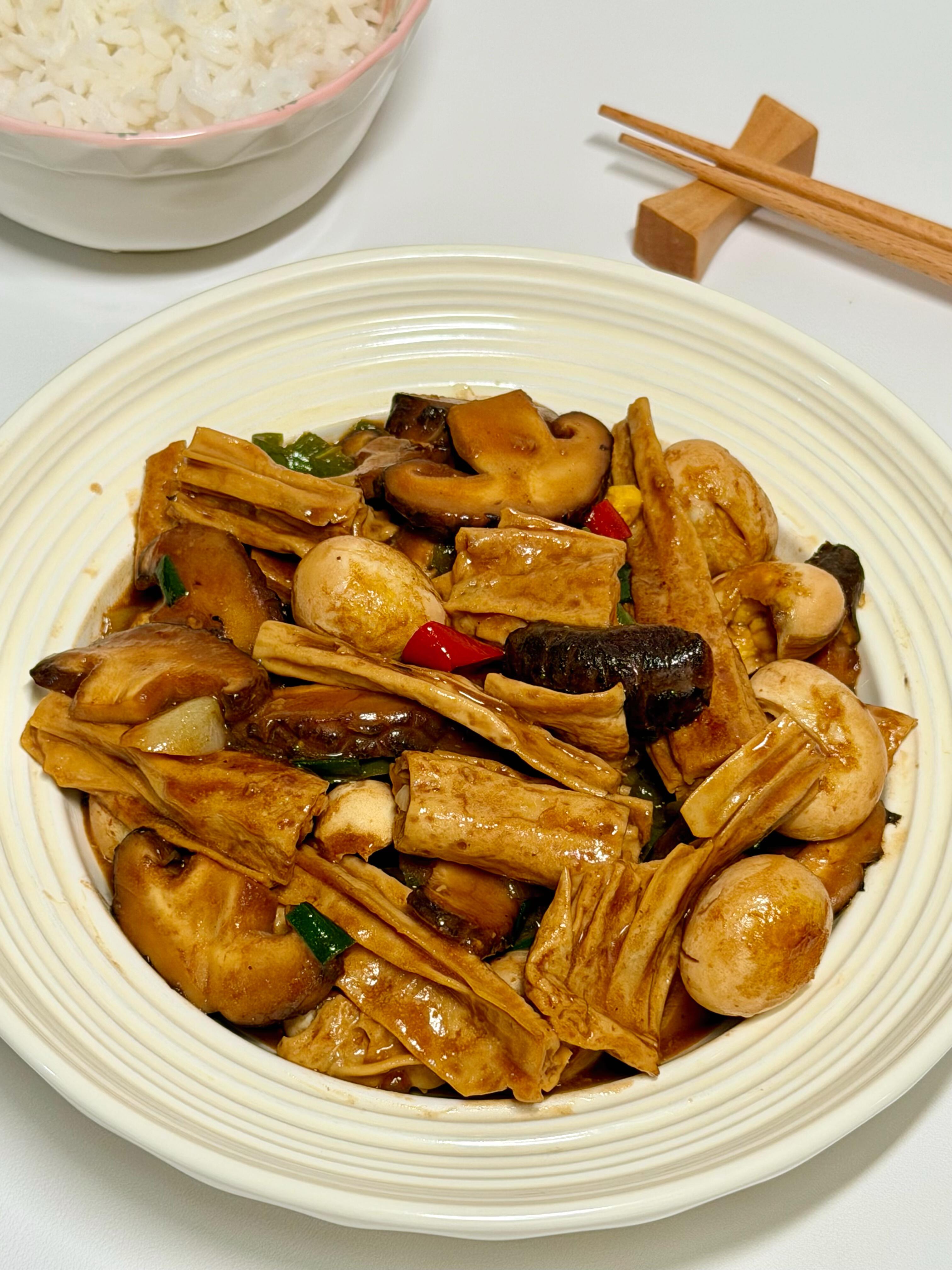 下饭界黑马！香菇焖腐竹，鲜到舔盘还费饭
真心劝大家，一定要试试这道香菇焖腐竹，巨