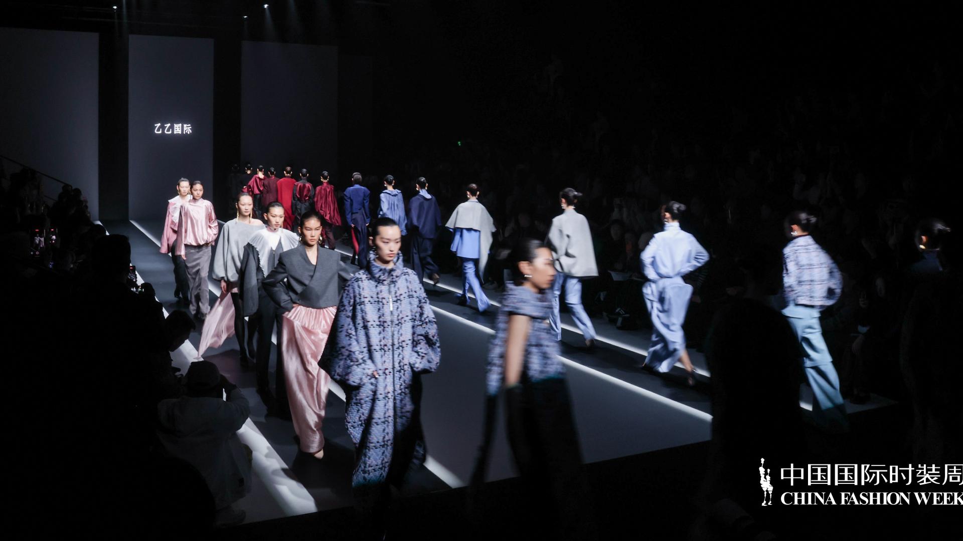 探寻内在力量：乙乙国际以时装解构“规则下的自我”