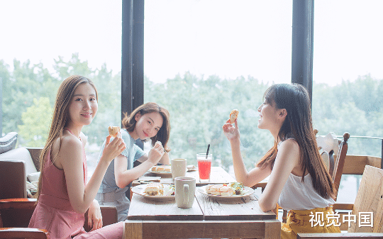 母亲下葬那天，两个姐姐抢走了母亲的金首饰，却语气轻飘飘地跟我说：小妹，你别多想，我们只是留个念想