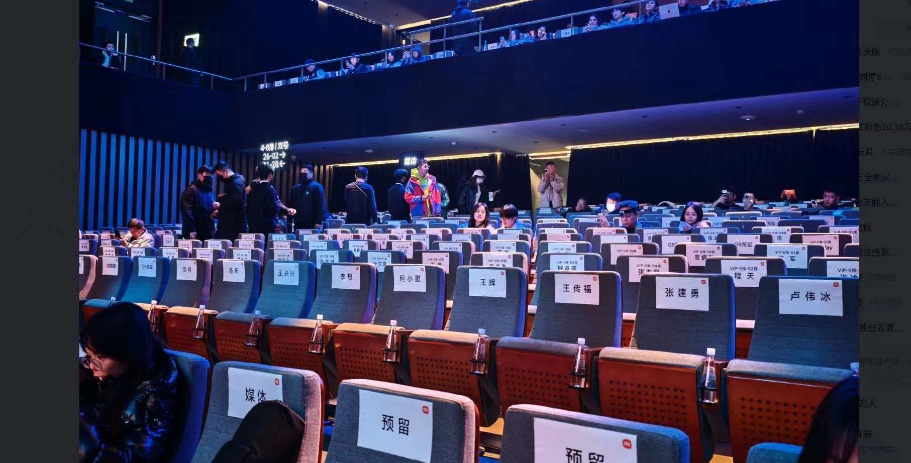 小米雷军太有意思了！别人开发布会，是把友商放到PPT里做陪衬，雷军倒好，直接把各