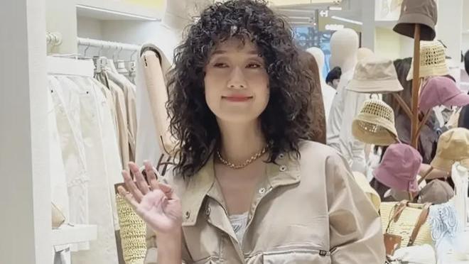 马伊琍爆炸头出席活动，终于告别微商头