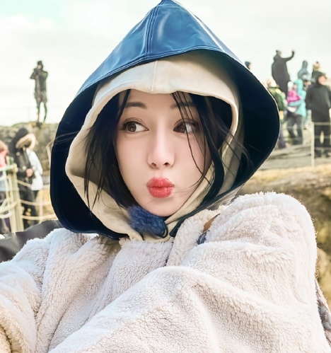 少年跨过泥泞，执灯直追时代