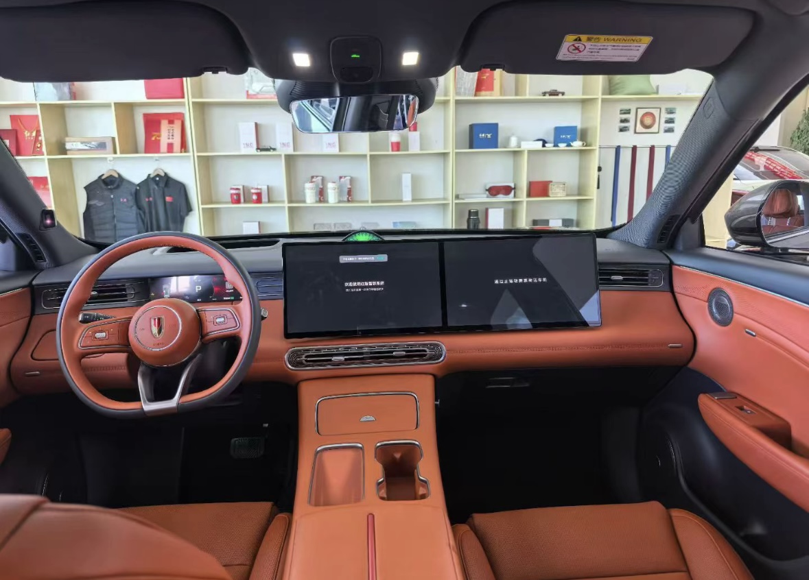 红旗HS6 PHEV家用省心又体面。纯电续航扎实，市区通勤零油耗，家充谷电超省钱