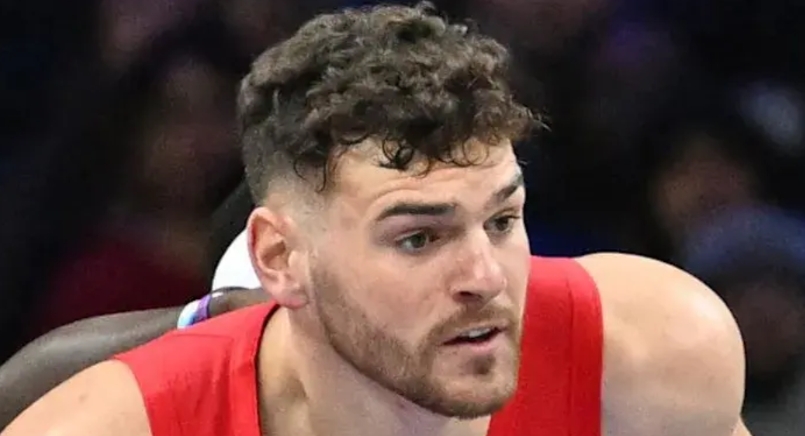 首秀被打爆，克林根接下来如果依旧调整不过来，真没有上他的必要了。
开拓者内线克林