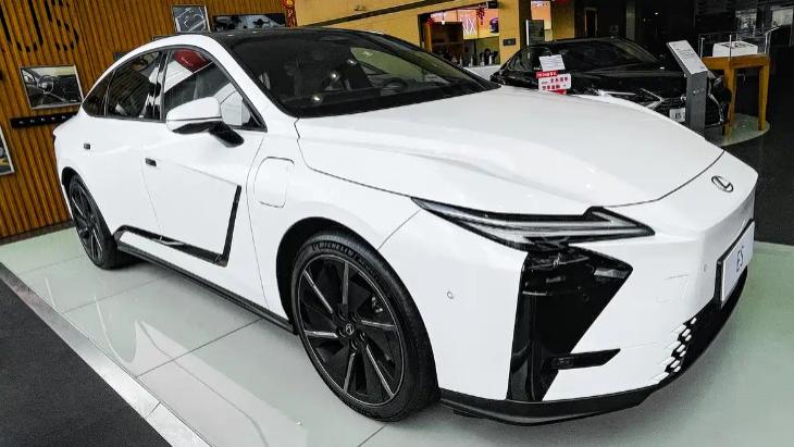 全新雷克萨斯ES曝光：配21寸轮毂+235窄胎，双电机四驱4月上市