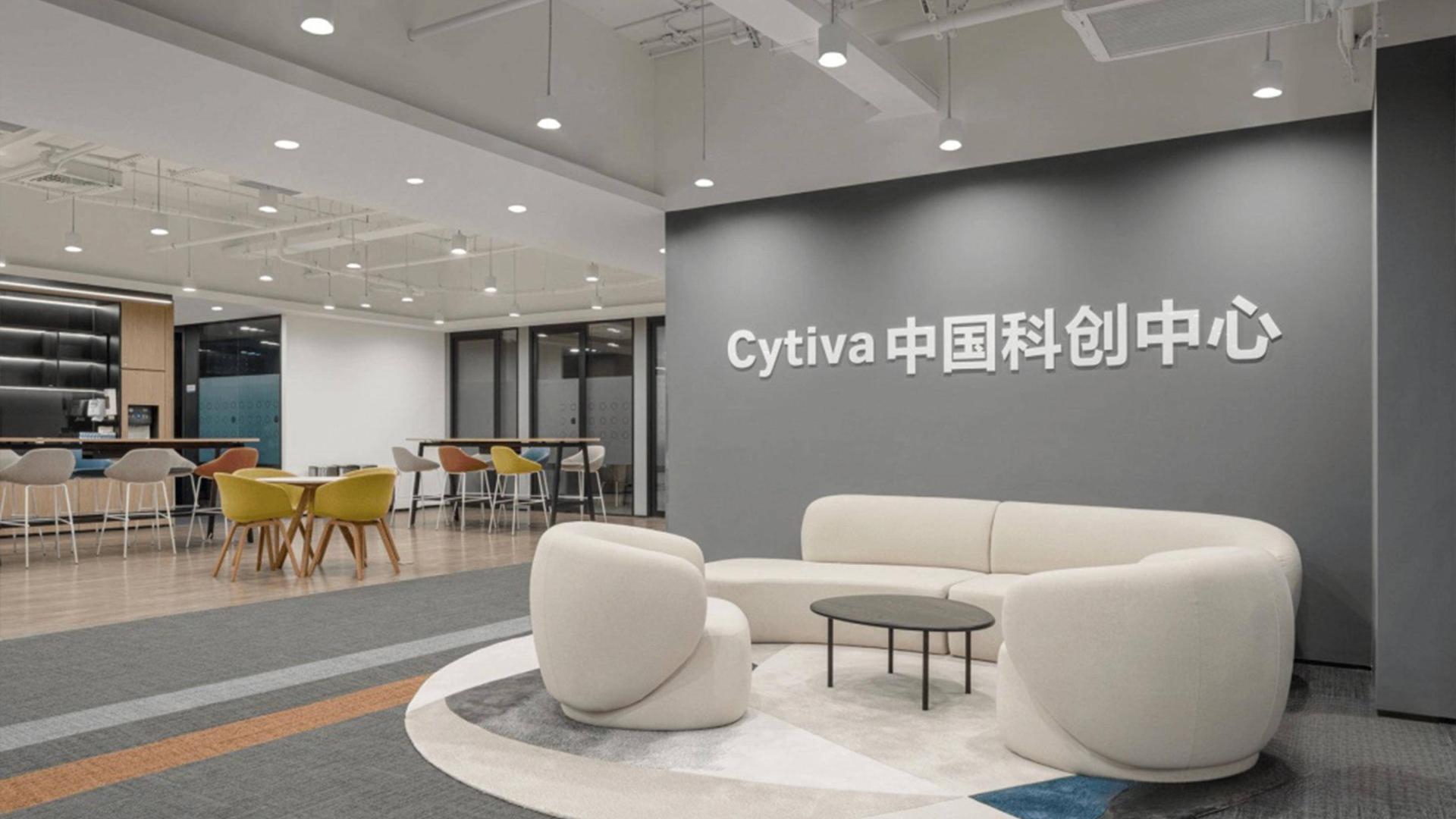 “少即是多”的办公室咋设计？简洁线条+通透布局让空间会“呼吸”