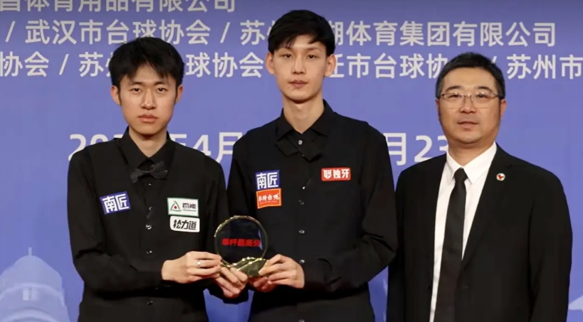 中巡赛武汉站王信伯零封常冰玉夺冠，历经千辛万苦，大王终于有望获得职业资格。
16