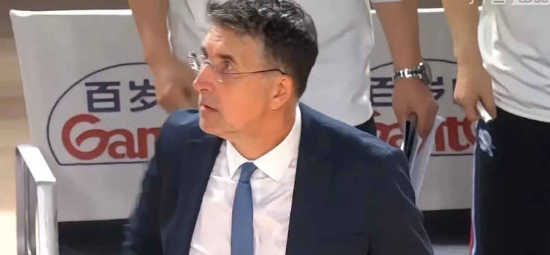 新疆队赶紧换帅，昨天的比赛，换人没有章法，没有发挥球员特点，最可惜的是最后八秒落