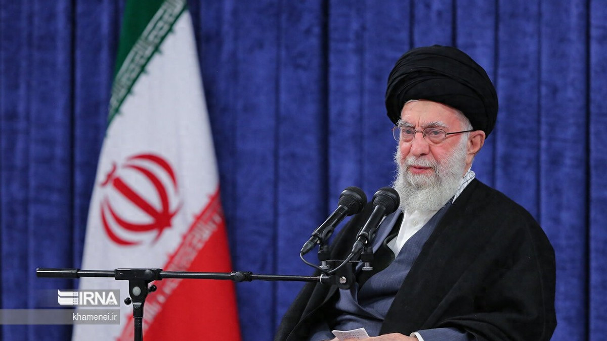 美国大军压境，伊朗拨通中国电话，王毅10字表态，特朗普说不打了