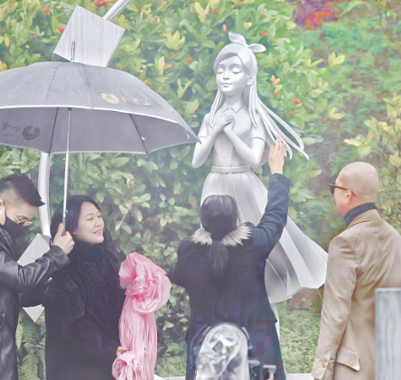 百思不得其解
母亲妹妹妹夫前男友都参加了
而大S的一双子女
既没有参加自己母亲的