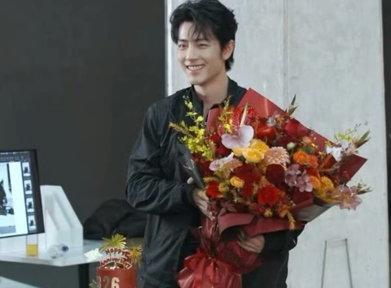肖战续约李宁
李宁在物料拍摄现场，特意准备了鲜花和蛋糕，庆祝肖战李宁五周年快乐！
