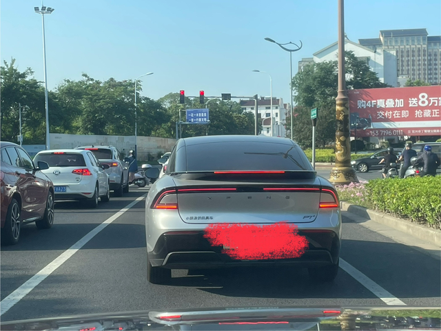 这车尾漂亮吗
P7整体设计很和谐，外形相当漂亮，但是这个车子的车尾越看越别扭，侧