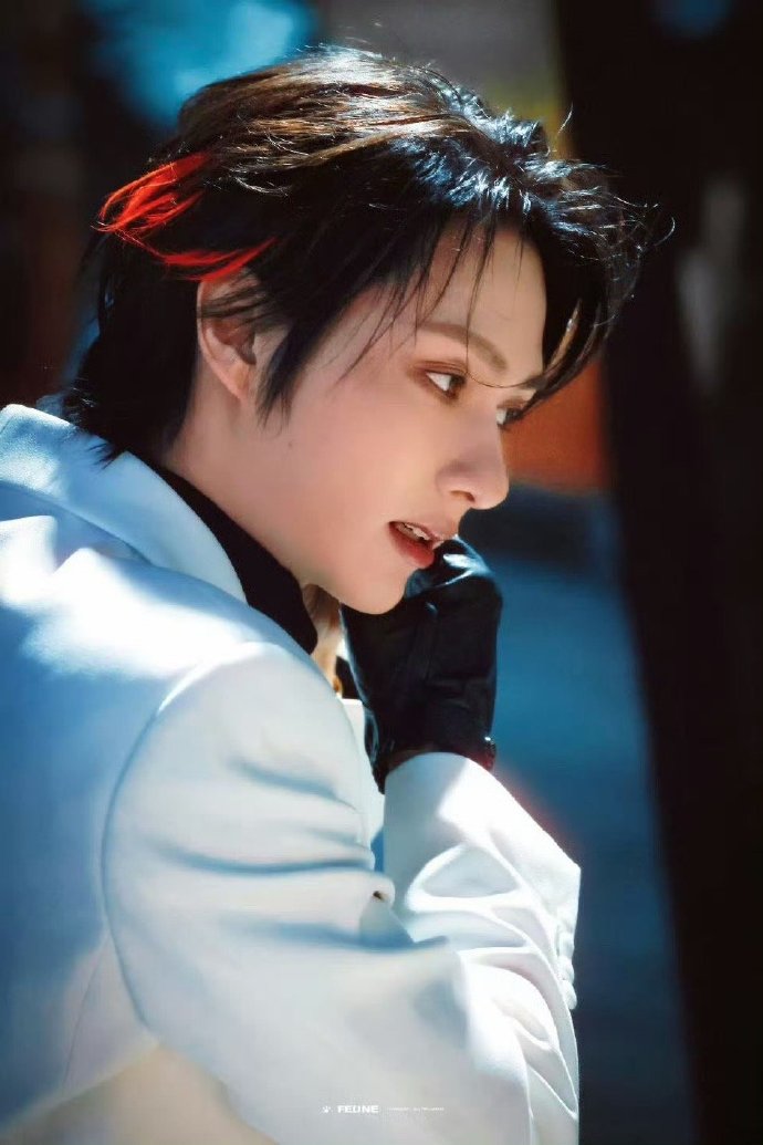 文俊辉风格大突破！告别熟悉舞台妆造，一袭白色燕尾服配质感黑手套，红发挑染堪称点睛