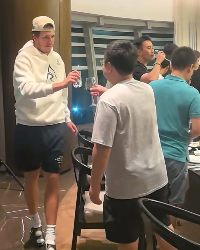 近日，刚刚签下四年近两亿合同的湖人球星里夫斯，已经正式开启了今年的中国行活动，不