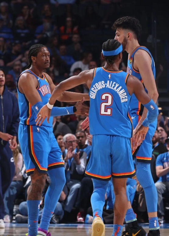 你雷那些边角料不打包交易锋线这赛季没啥希望。
雷霆一个正经锋线没有，别的队只要包