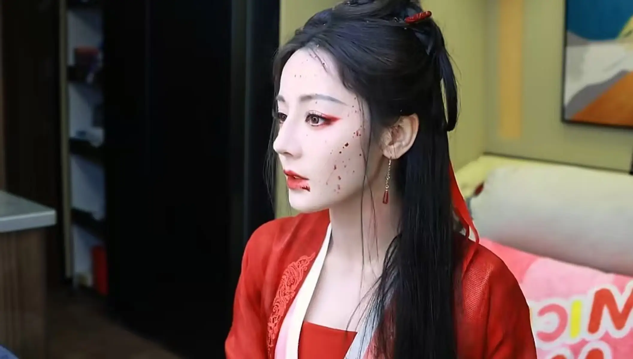 迪丽热巴变身“鬼王”妩媚性感 穿红色汉服脸颊带血