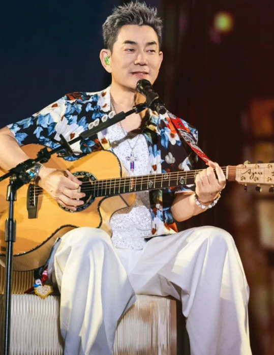 这是任贤齐小齐哥在泉州西街开演唱会的盛况
为什么突然来说这呢
我就到泉州西街了，