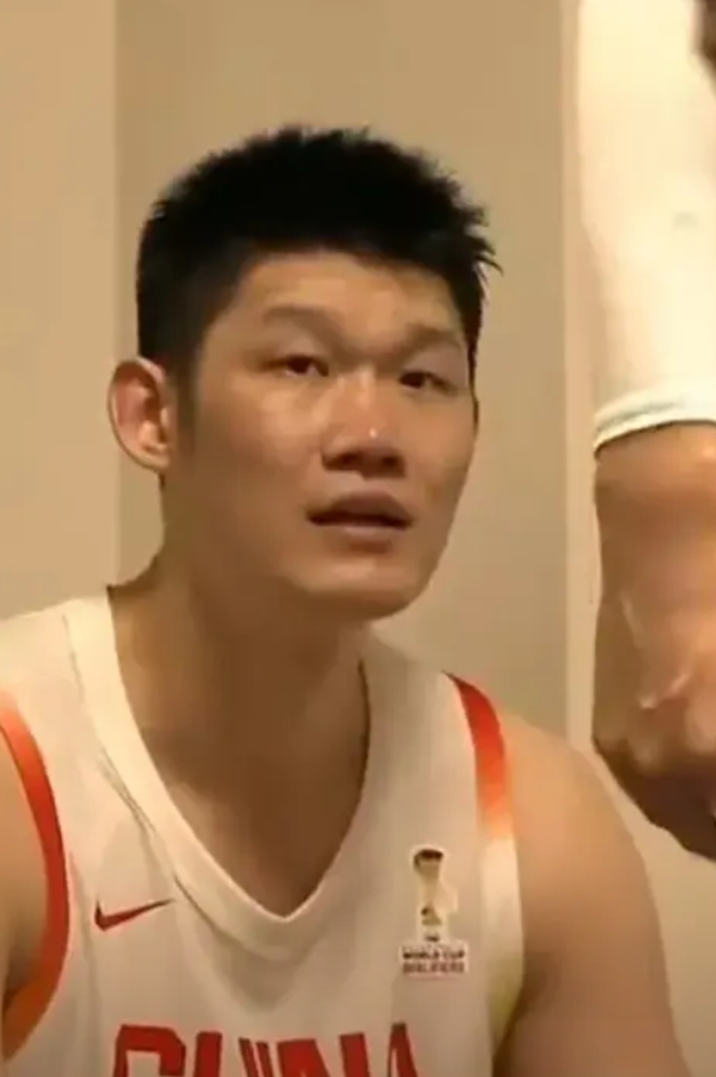 说句不该说的，杨瀚森贵为16号秀又如何？无非就是更年轻一点，综合能力绝对不如胡金