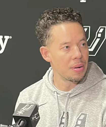 NBA季后赛，马刺主帅米奇-约翰逊在接受采访时谈到了维克托-文班亚马的最新情况。