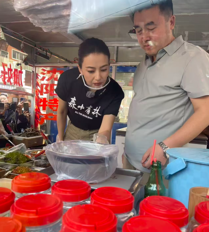 47岁高圆圆现身沈阳街头一家路边摊卖辣白菜
她真人看起来好年轻，皮肤非常好，身材