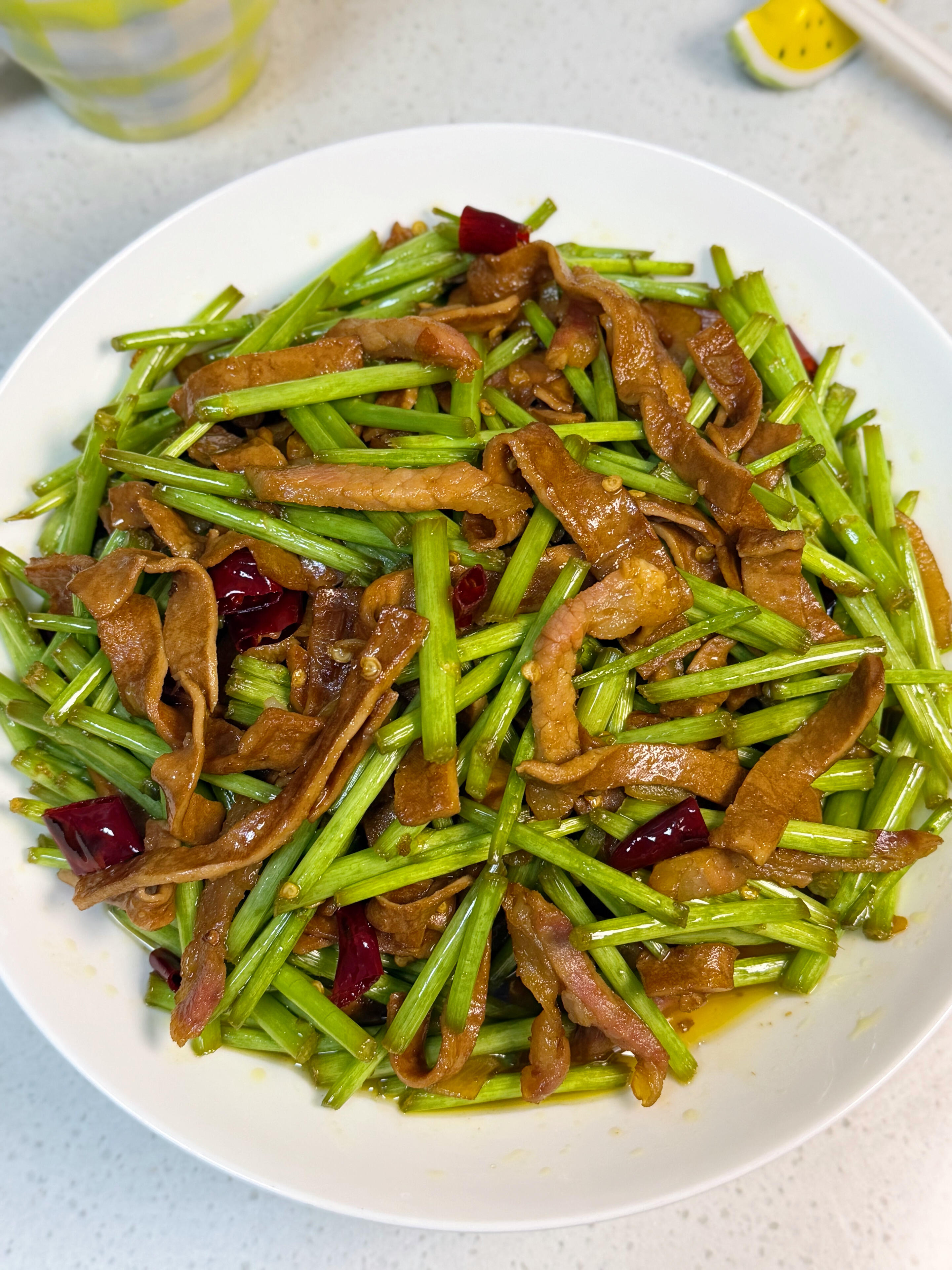 春日限定！芦蒿腊肉炒豆干，配饭能炫三碗
谁懂啊！这盘芦蒿腊肉炒豆干，我能连炫三碗