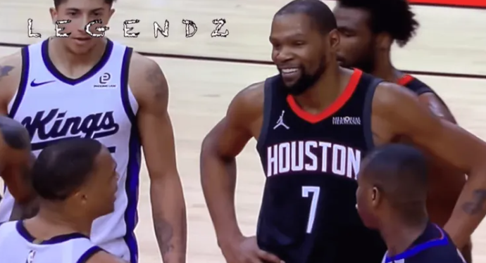 知名媒体LegendZ晒出了火箭对阵国王期间，拉塞尔-威斯布鲁克对申京的垃圾话。