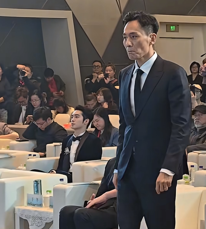 48岁刘烨被群嘲的原因恰恰是其从不翻车的秘诀
在盛大的北影节开幕式上，西装革履的