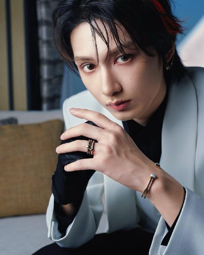 文俊辉这双手确实值得一个特写！骨节和手部的线条非常漂亮，动态和静态都很有魅力。不