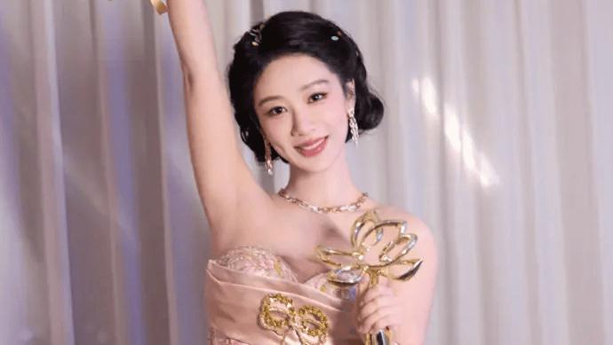 太好磕！张一山卡点祝贺杨紫视后，神仙友谊全网刷屏