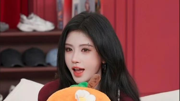 “慢嚼”被审判：是“硬控”全场的尴尬，还是“松弛感”缺失的焦虑？