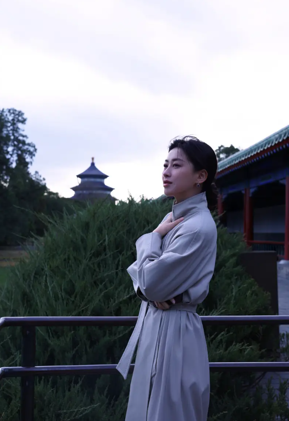 朱珠穿米灰风衣漫步天坛 知性优雅气质出众
