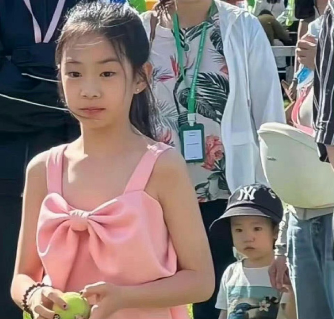 Lucky真的小的时候巨可爱！巨古灵精怪！感觉她小的时候超级像戚薇的！长大了一点