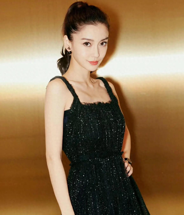 杨颖扎高马尾
身穿一袭小香风吊带裙真时髦洋气啊