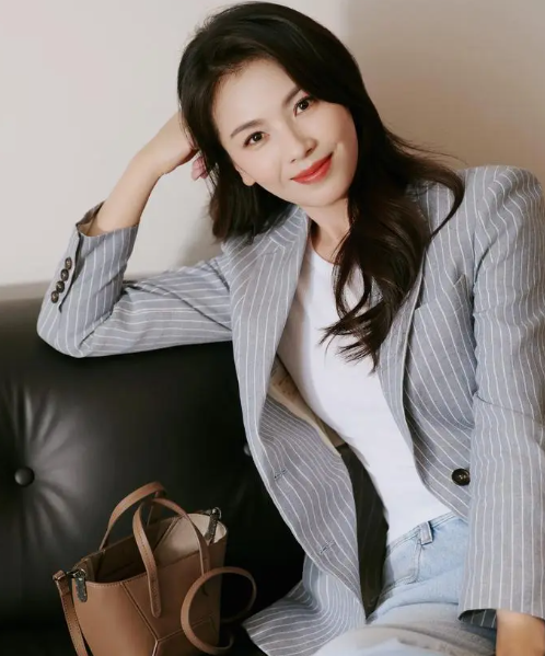 十年前她在镜头前说过一句话
嫁鸡随鸡，嫁狗随狗，就算丈夫外面有人，我也能接受。”