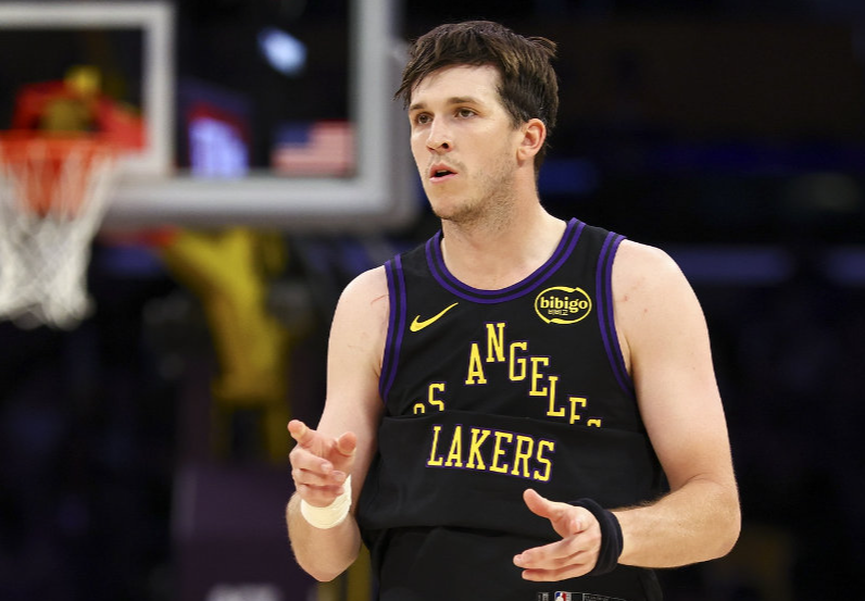 小里到底哪里出问题了？

最近比赛基本东子大包大揽，全场持球。

小里进攻参与度