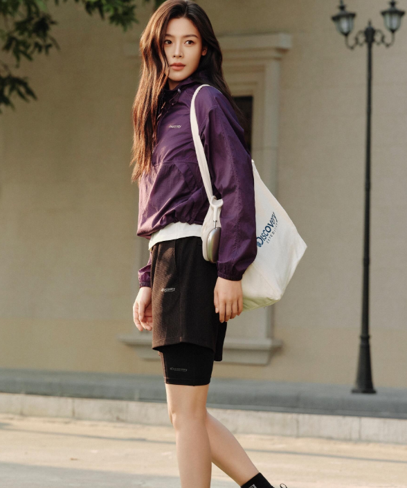  从《镖人》里飒爽出圈的阿育娅
到镜头下松弛自在的户外少女，陈丽君的每一步都走得