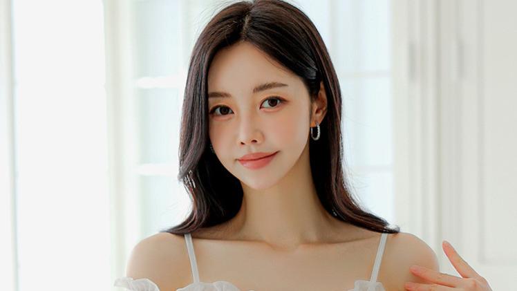 春媚娇颜倚朱窗，风吹百花四溢芳，低眉害臊羞粉面，举目四顾醉腮香