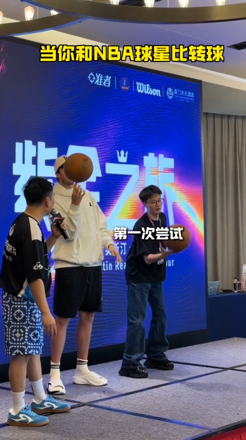 湖人球星奥斯汀·里夫斯中国行厦门站举办粉丝见面会，球星到场和现场球迷互动比拼指尖