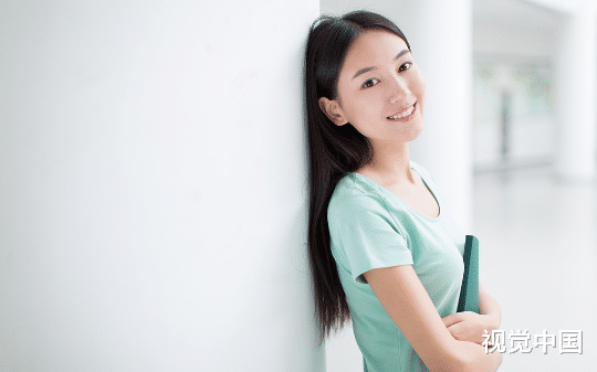 带弟弟去看病的路上，母亲担心弟弟着凉，竟扒下我唯一的裤子给他穿